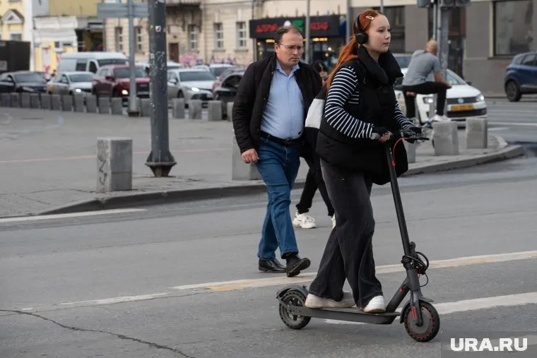 Скауты стоят возле «Пассажа» и Veer Mall