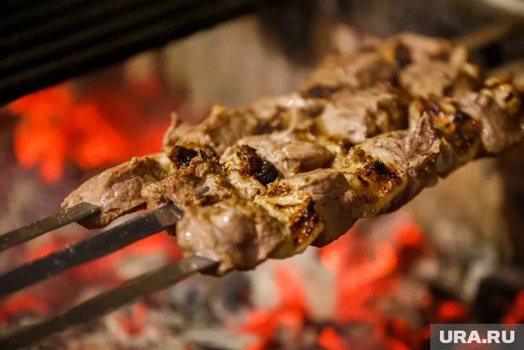 При приготовлении шашлыка мясо теряет в весе примерно 30-40%