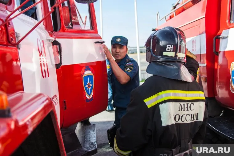 К зданию уже приехали пожарные машины