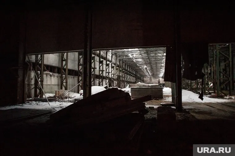 Сейчас завод находится в плачевном состоянии - жители рассказывают, как периодически с территории вывозят арматуру и металлолом