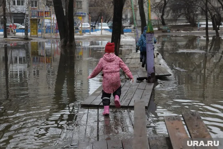 В ХМАО жители пожаловались, что не могут пройти к детскому саду из-за огромной лужи (архивное фото)