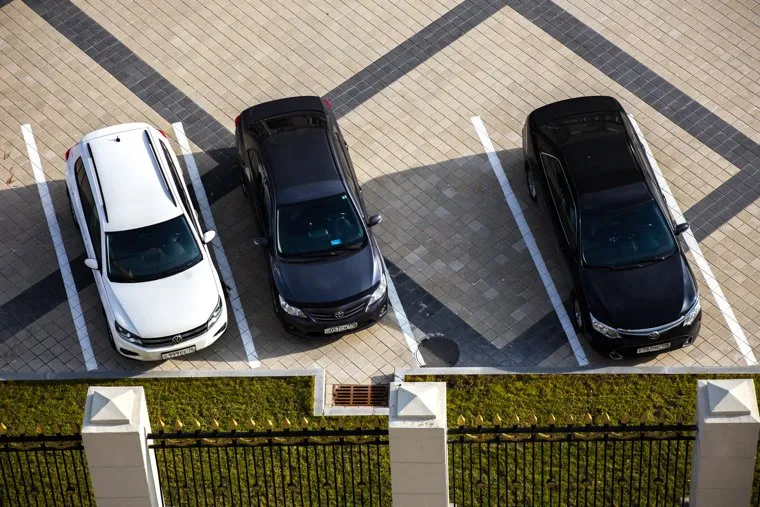 Проверка Центрального стадиона на признаки разрушения. Екатеринбург, парковка