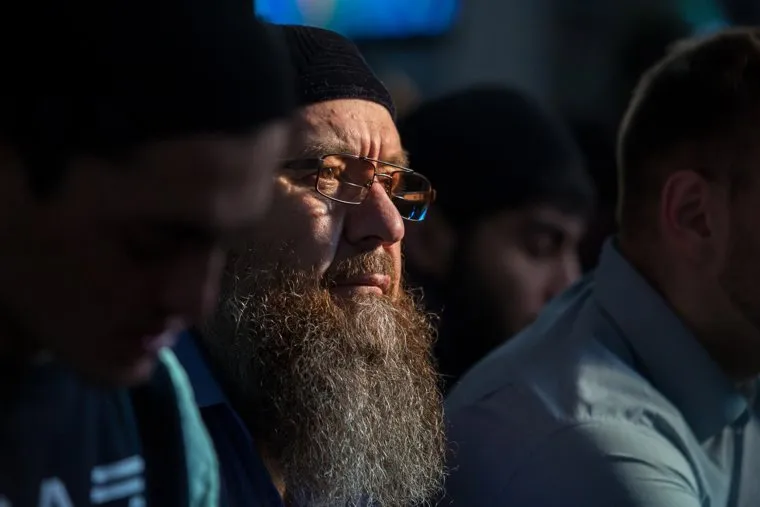 Полуденный намаз в соборной мечети Сургута, мечеть, ислам, мусульмане, религия, бородач