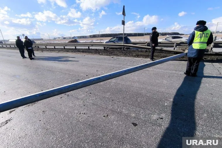 Водителя такси занесло на дороге и он влетел в столб