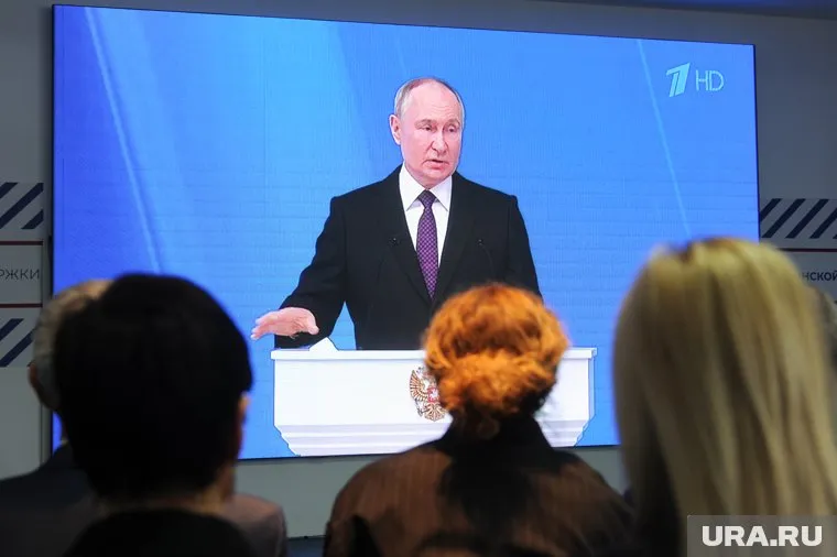 Владимир Путин объявил о повышении МРОТ на XII Съезде ФНПР