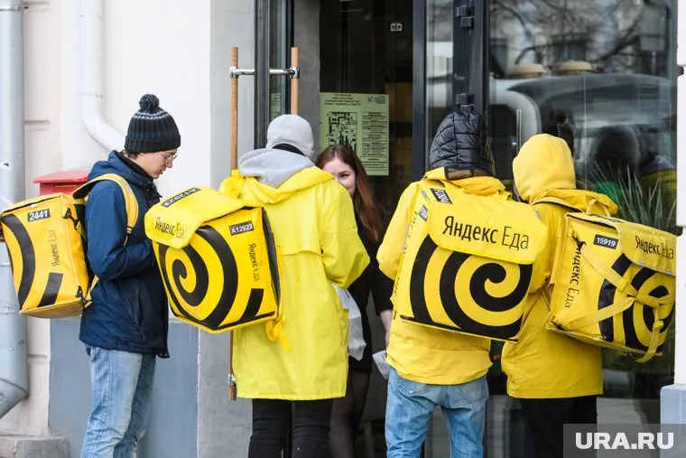 По мнению Петра Толстого, иностранцы не должны работать курьерами в сферах доставки