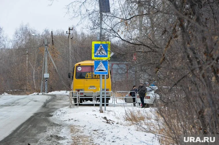 Детей из автобуса эвакуировали после того, как водитель почувствовал запах дыма