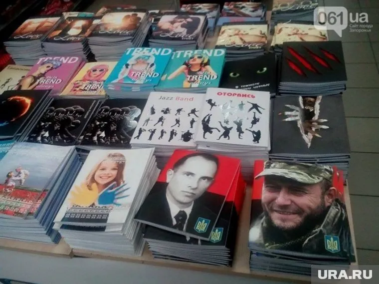 Портреты лидеров-экстремистов на Украине печатают даже на обложках школьных тетрадей