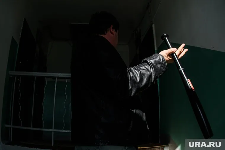 Мужчина напал на пенсионерку в подъезде