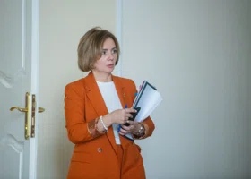 Глава депобразования Екатеринбурга сравнила современную школу с заводом