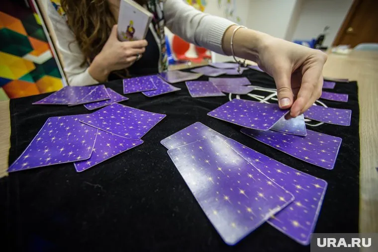 Гадалка представилась экспертом-эзотериком и запугала потерпевшую черной магией