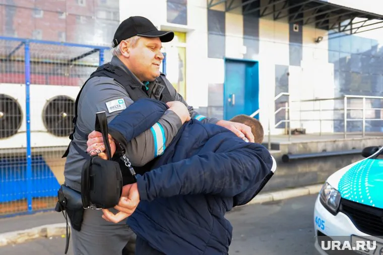 Курганские полицейские задержали мужчин, укравших шампунь, дезодорант и шоколадную пасту