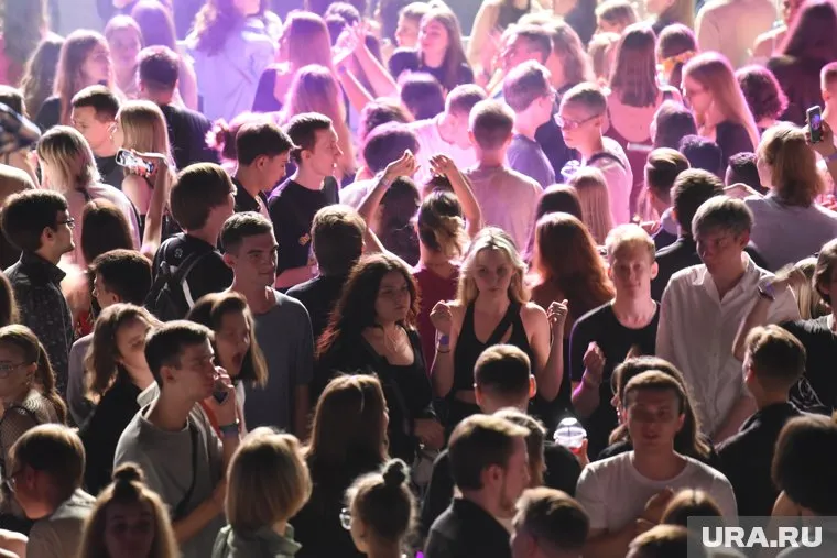 Девушку пригласили на концерт в следующем мировом туре