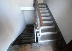 В Сургуте неадекват разгромил подъезд и показал жильцам гениталии