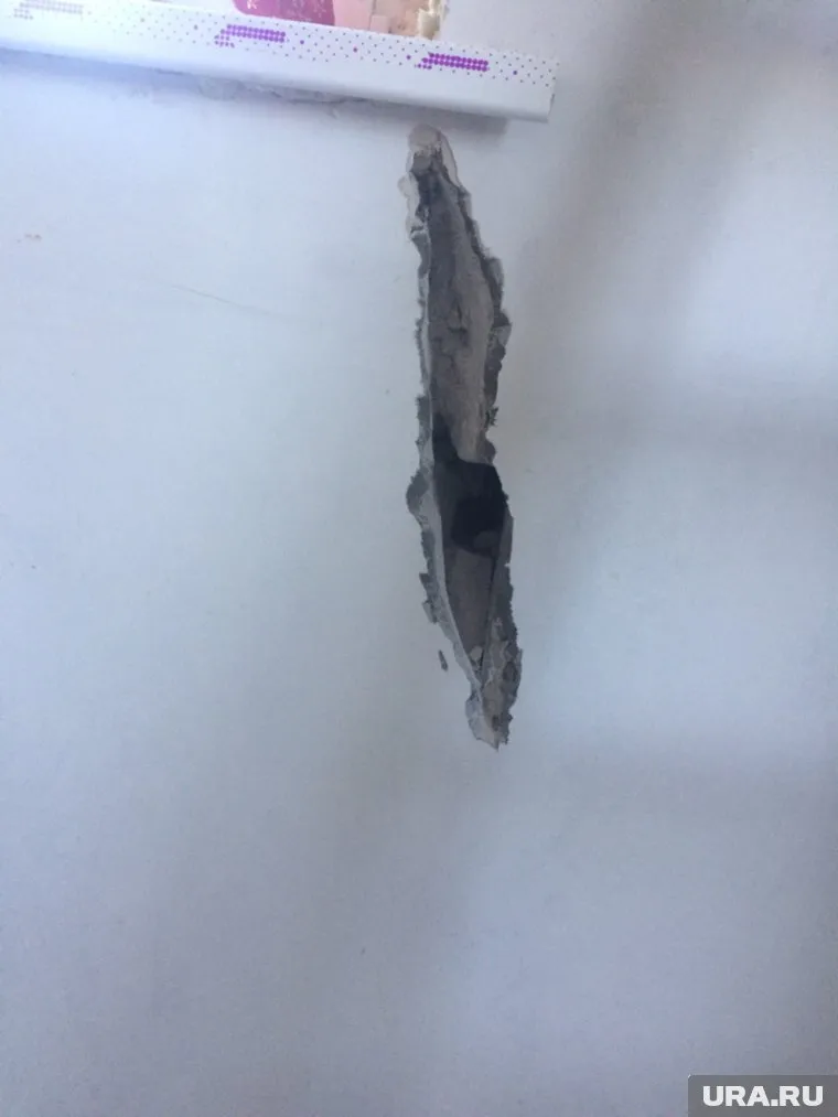 Одна из дыр во внешней стене