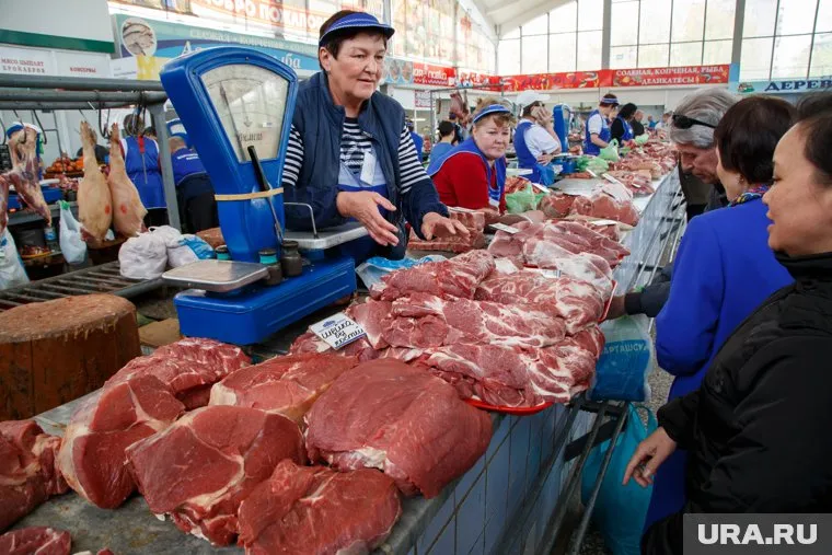 Чаще всего продукты портятся, пока ждут транспортировки в холодильные камеры, сказал Алексей Калинчев