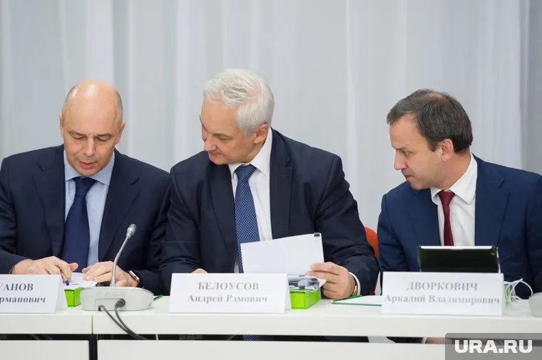 Министр финансов РФ Антон Силуанов (слева) и помощник президента России Андрей Белоусов (посередине) встретятся с бизнесом