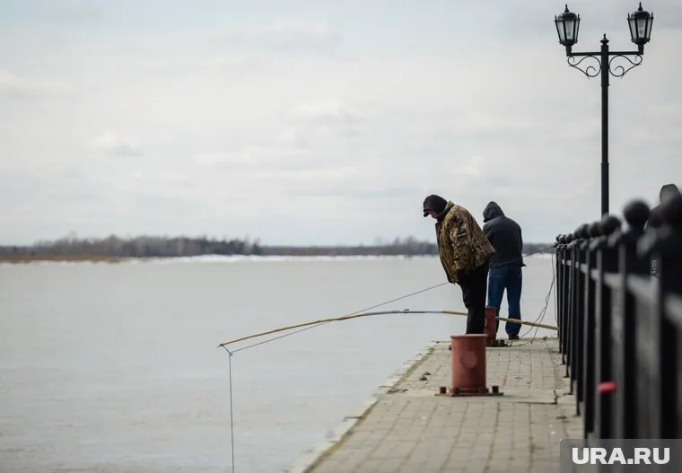 Мужчина пропал, доставая из воды двух детей