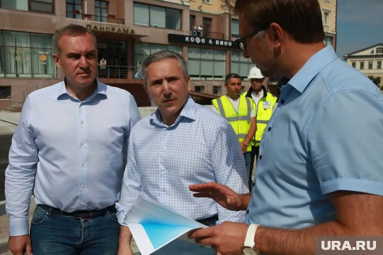 Губернатор Моор (в центре) осмотрел улицу вместе с мэром города