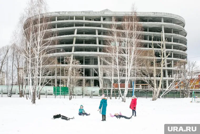 Строительство долгостроя, расположенного по соседству с жилыми домами и учебными заведениями, началось еще в 2008 году