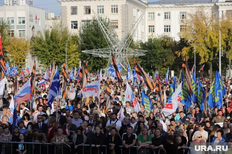 У Дворца молодежи — представители нескольких общественно-политических движений