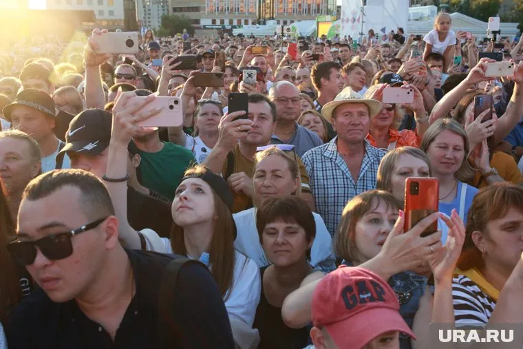 Моор не стал занимать VIP-место на концерте «Любэ», а встал вместе со всеми тюменцами