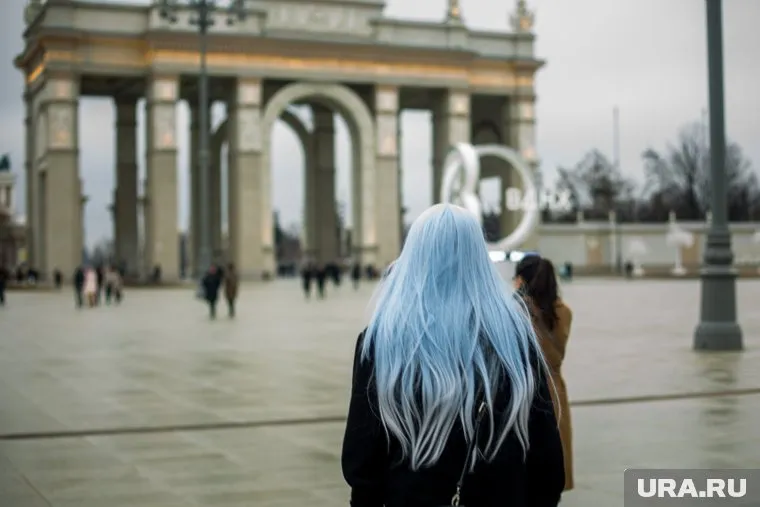 Двум нетрезвым жителям Каменска-Уральского не понравился цвет волос девушки и они бросили ее в фонтан