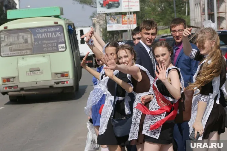 На выпускном-2017 власти прямо озвучили проблему, попросив молодежь не покидать родной регион