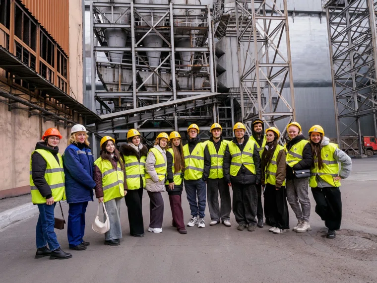 Школьники посетили Челябинский электрометаллургический комбинат