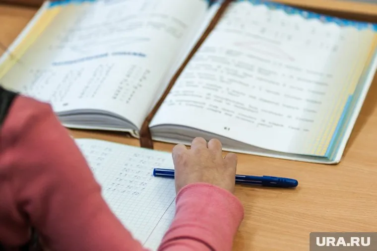 Одна такая тетрадь стоит порядка тысячи рублей