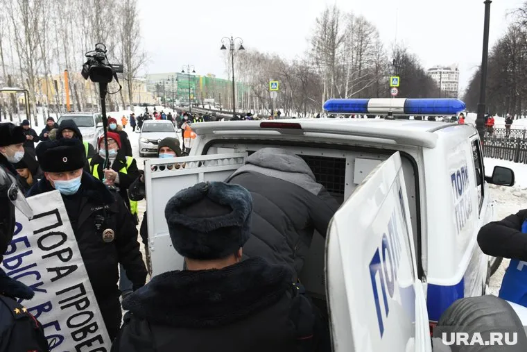 Молодой человек стоял с плакатом у места начала акции