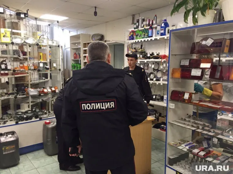 Продавцу пришлось прятаться от псины в подсобке