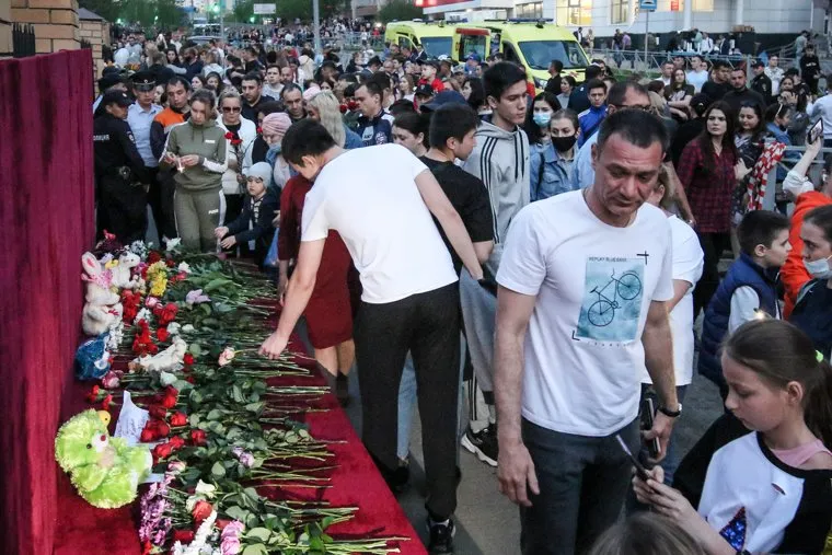 Стихийный мемориал у гимназии №175 в Казани. Казань