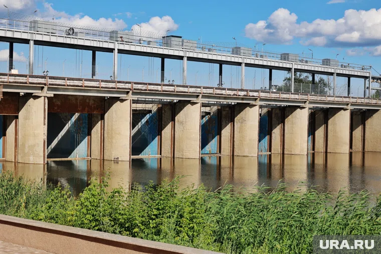 В Салехарде открыли движение по дамбе, протяженностью 520 метров