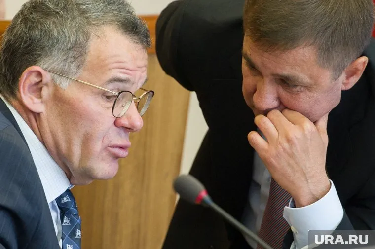 Сергей Швиндт (справа) выехал из кабинета. А все ради прихода бывшего коллеги