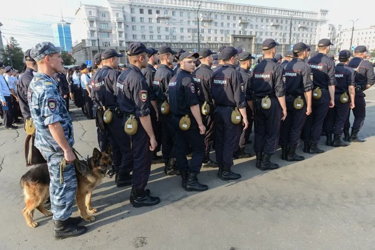Гарнизонный развод сил и средств полиции, задействованных в очередном оперативно-профилактическом мероприятии «Ночь». Челябинск, развод, строй, полиция