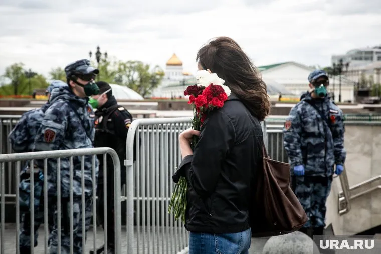 В Москве, чтобы получить разрешение на выход из дома, нужно сообщить о себе множество различных сведений