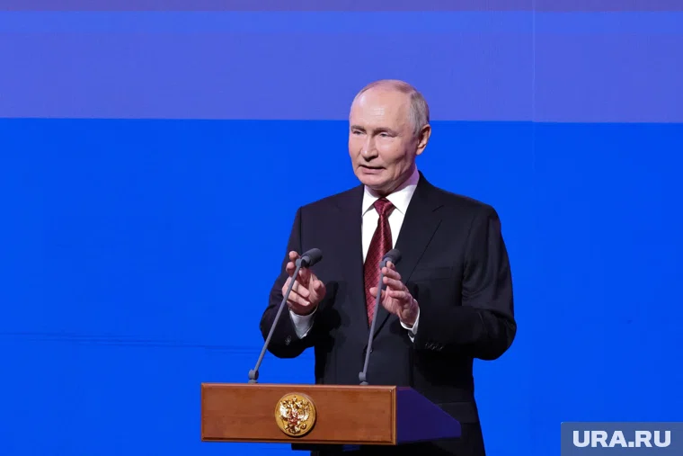 Путин отметил, что из-за рождения детей не должно быть давления