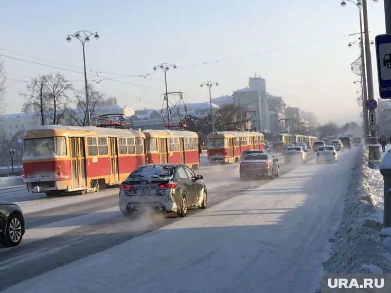 Легковые машины препятствуют работе общественного транспорта