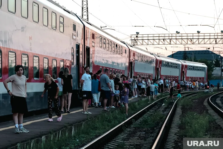 Пассажиры покинули состав и ожидают окончания проверки (архивное фото)
