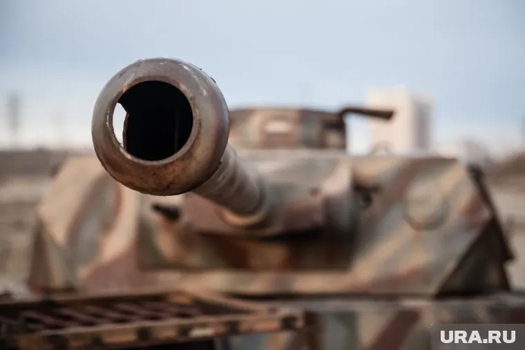 Челны экипажа подбитого танка выбрались и убежали