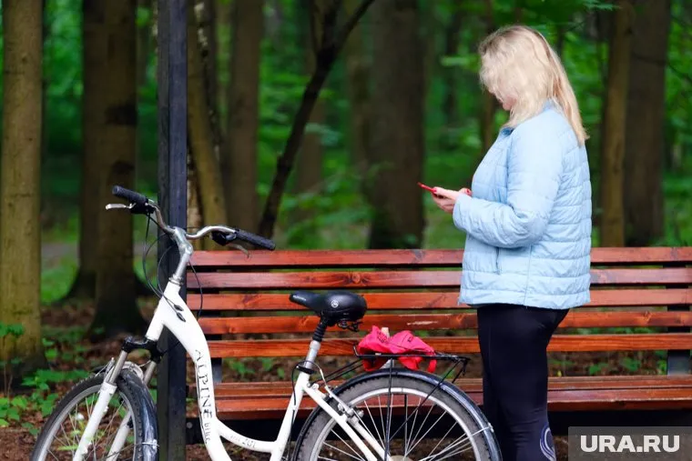 Психолог отмечает, что «слежка» за своим ребенком может вызвать в нем неуверенность в себе и подорвать доверие в семье