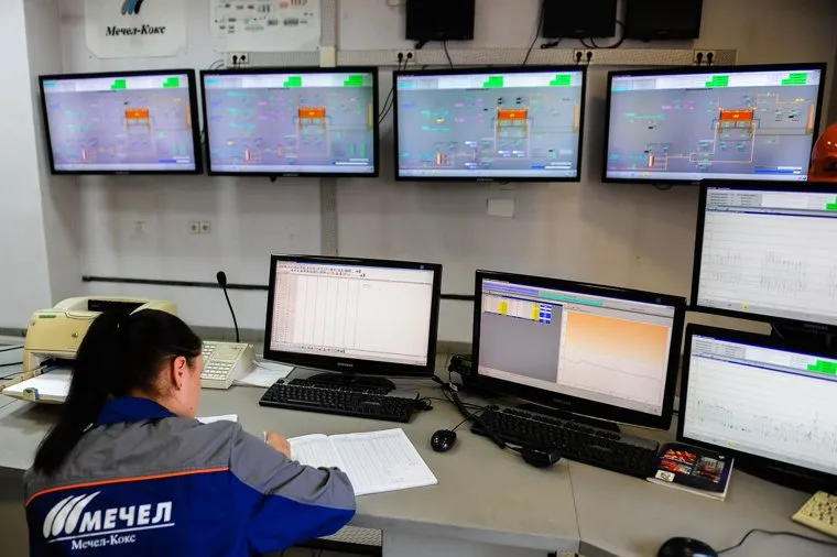 Пресс-тур на ООО Мечел-Кокс. Челябинск, мониторы, оператор производственного процесса, пультовая, дисплеи