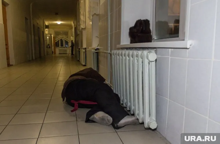 Мужчина пьет, пакостит, ломится в двери и испражняется на лестнице