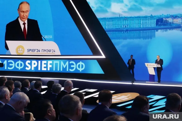 Владимир Путин выступил на пленарной сессии ПМЭФ