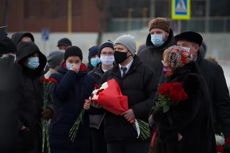 Возложение цветов к памятнику Б.Н. Ельцину. Екатеринбург