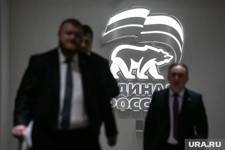 Фракция ЕР в Верховном совете Хакасии раскололась из-за борьбы спикера Сергея Сокола с губернатором Валентином Коноваловым