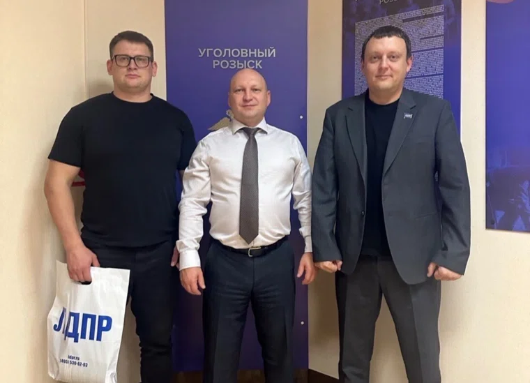 Владимир Кузнецов на фото крайний справа