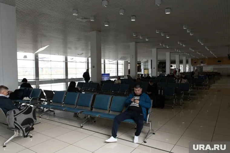 Пассажиры ждут вылета в аэропорту (архивное фото)