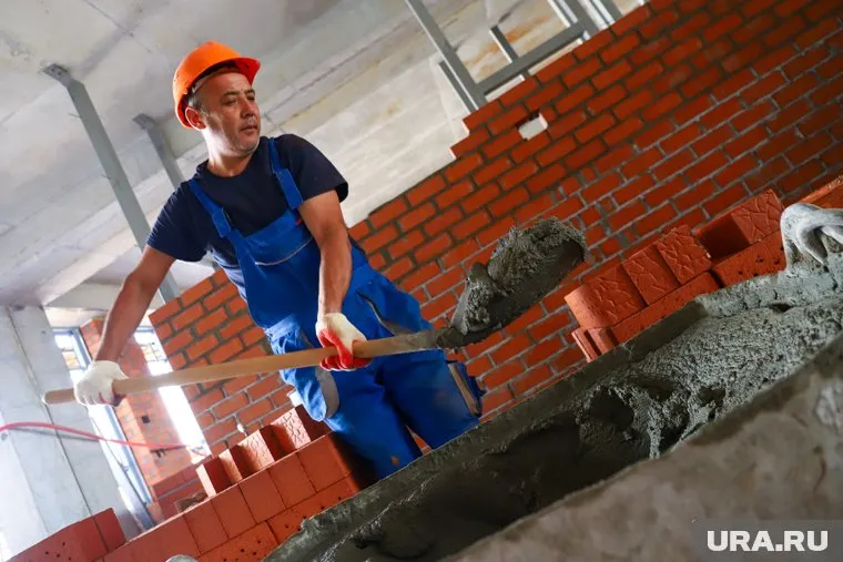 Если строительство нового жилья в России замедлится, иностранные граждане начнут покидать страну, считает депутат Пахомов